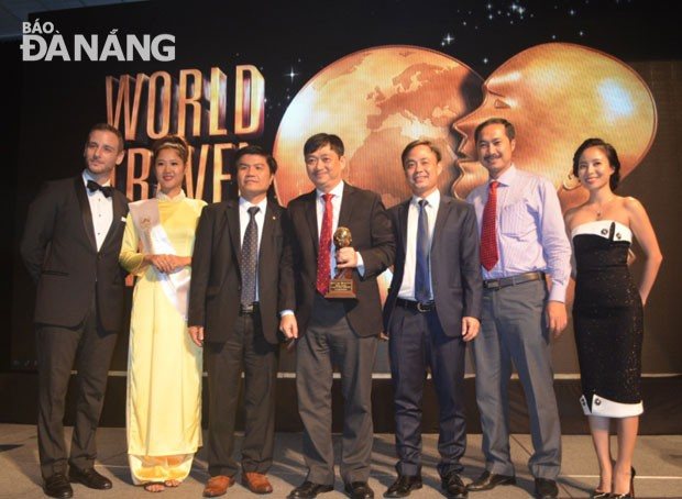 Phó Chủ tịch UBND thành phố Đặng Việt Dũng (đứng thứ tư từ trái sang) nhận giải thưởng danh giá “Điểm đến sự kiện lễ hội hàng đầu châu Á” do Tổ chức Du lịch thế giới trao tặng. Ảnh: Báo Đà Nẵng